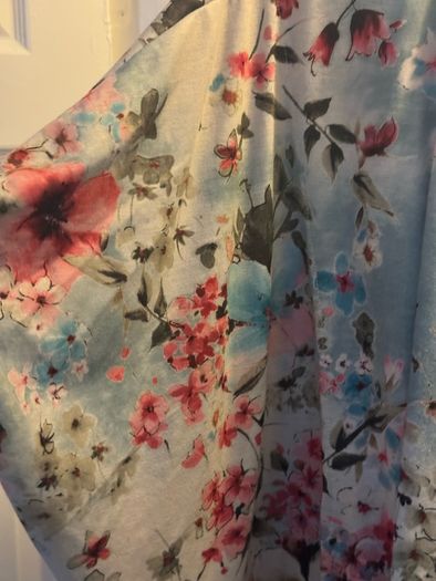 A/wear floral cover up kimono size S/M would fit up to size UK16 EU44 Postage included