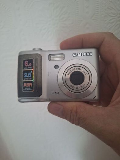 Samsung Digimax D60 6MP digital camera