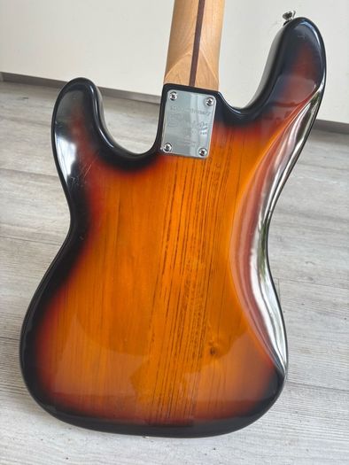 Squier P bass