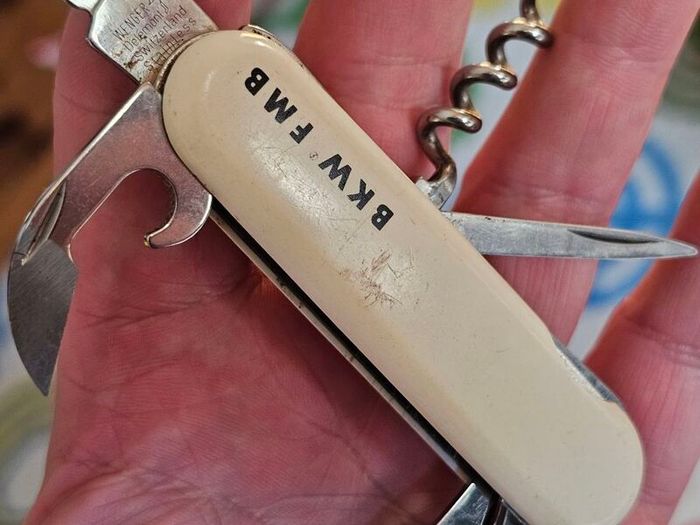 Vintage Wenger Traveler Discontinued Collectable Swiss Army Knife 85mm model