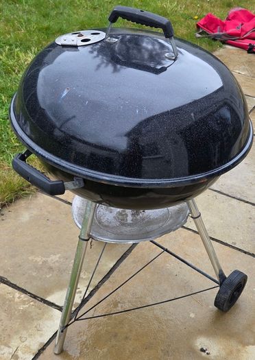 Weber 57cm Compact Kettle charcoal barbecu