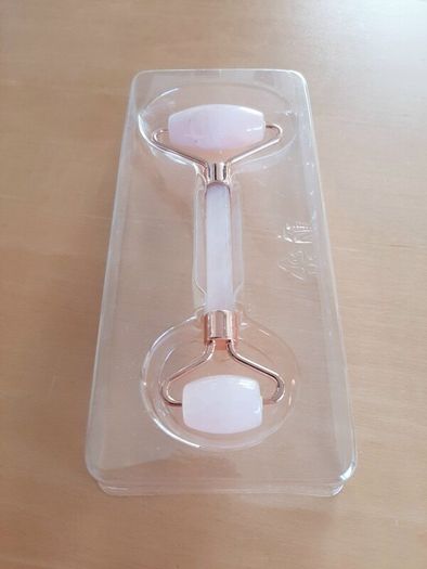 Rose quartz facial roller