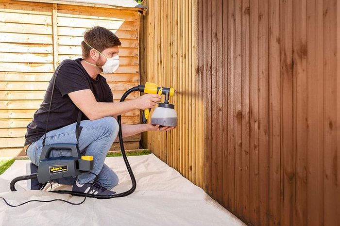 Fence Decking paint sprayer for fences, sheds, decking or garden furniture, covers 5 m in 9 min, 1400 ml capacity, 460 W, 1.8 m hose
