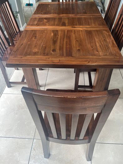 Kitchen table & 6 chairs