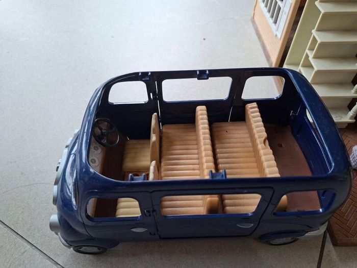Sylvanian family dolls house and cars