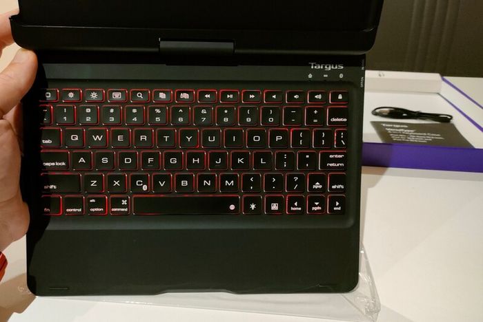 Targus Versatype 4-in-1 Keyboard Case for iPad 8th/7th gen 10.2 inch also fits iPad Air 10.5 inch and iPad Pro 10.5 inch - Used, in very good condition.