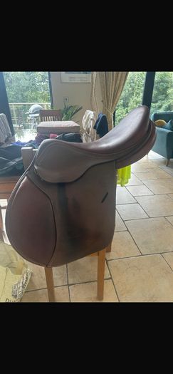 Ucha 17.5 inch leather saddle