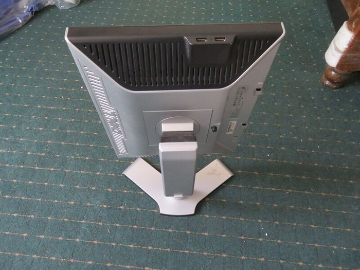 Dell computer monitor (17 inch, VGA)