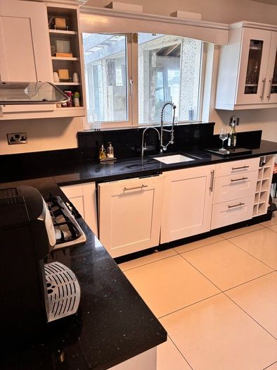 Full Kitchen, Granite Worktops and Appliances