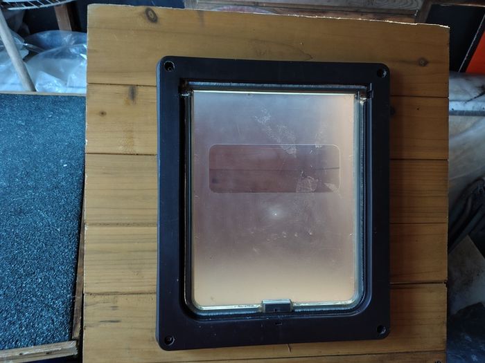 Wooden pet/ dog kennel with flap