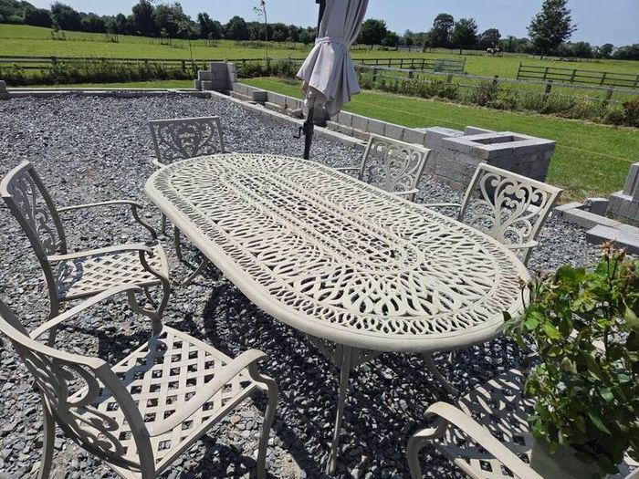 outdoor dining table