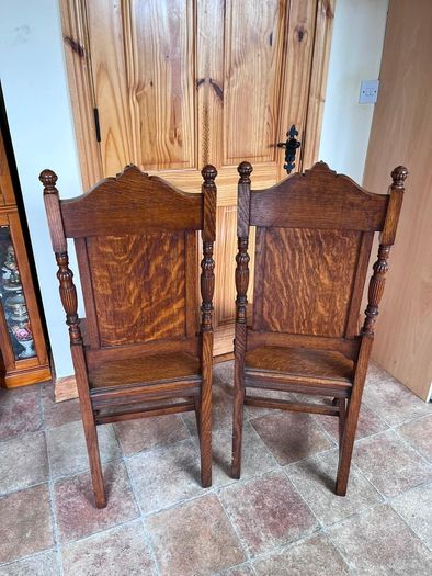 A charming pair of late Victorian carved oak Hall chairs richly modelled,  Cirka 1890's.