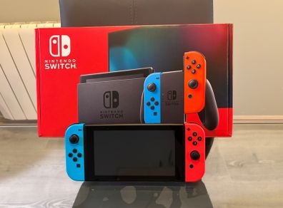 Nintendo Switch 1st Edition - Complete in Box - Red/Blue Joy-Cons