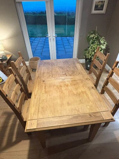 Kitchen table with x4 chairs