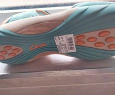 woman's clark sandals