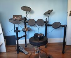 Yamaha electronic drum kit DTX452K