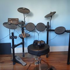Yamaha electronic drum kit DTX452K