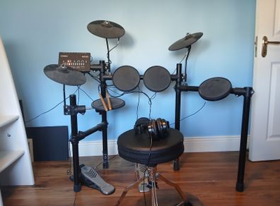 Yamaha electronic drum kit DTX452K