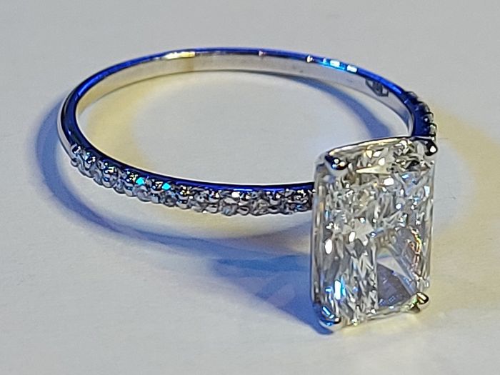 14k Gold ring with 2.09 ct Lab-Grown Diamonds, 1.89 ct main diamond cerified by IGI Laser inscripted