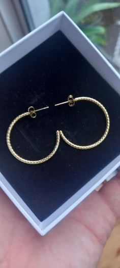 Vintage jewelry is sold individually for 5 to 10 euros