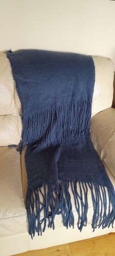 Shawl, broad & fluffy, in blue, never used