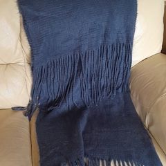 Shawl, broad & fluffy, in blue, never used
