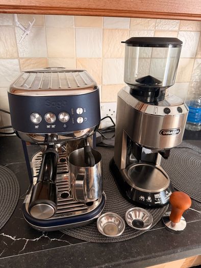 Sage Bambino Espresso Machine (Navy Blue) & De'Longhi Dedica Grinder Set