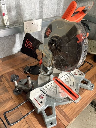 mitre saw / chop saw black and decker