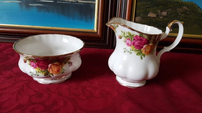 22 Piece Royal Albert Old Country Roses Bone China Gold Gilt Tea Set With Medium Size Tea Pot Made in England