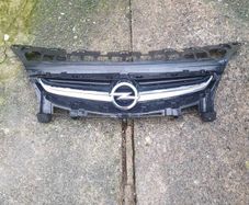 PRICE DROP!!! 2015 Opel Astra J front grill