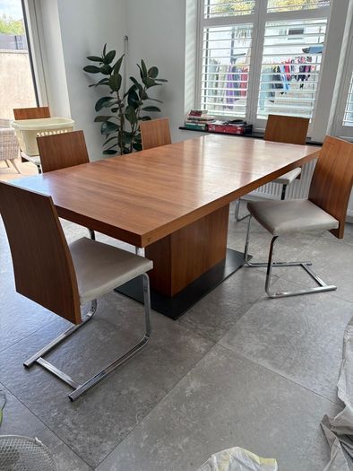 Extendable Walnut Dining Table & 6 Chairs 191 to 275cm