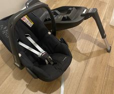 Maxi Cosi Carseat and Base