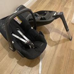 Maxi Cosi Carseat and Base