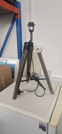 Tripod table lamp