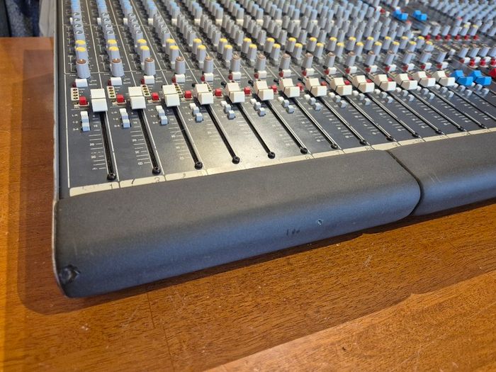 Allen & Heath GL2200 24-Channel Mixer in Flight Case