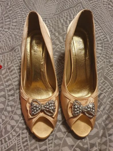 Diamond bow gold peep toe heels