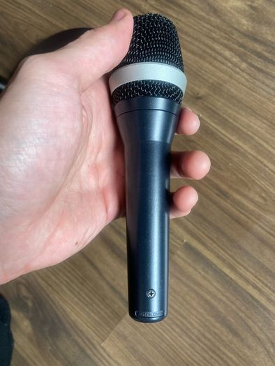 AKG D5 Live mic + stand
