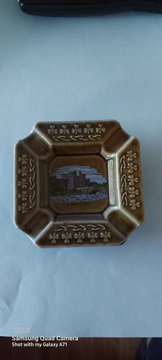 irish made porcelain wade ashtray,,prefect condition see the pictures for condition,buyer collects or pays postage thank you ,bunratty Castle picture insert ,