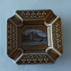 irish made porcelain wade ashtray,,prefect condition see the pictures for condition,buyer collects or pays postage thank you ,bunratty Castle picture insert ,