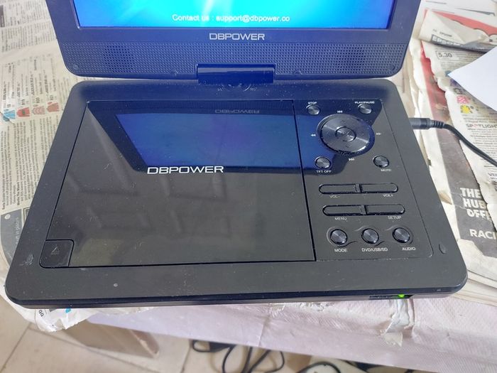 5 Portable DVD Players, all working, but no charges for them, all in very good condition