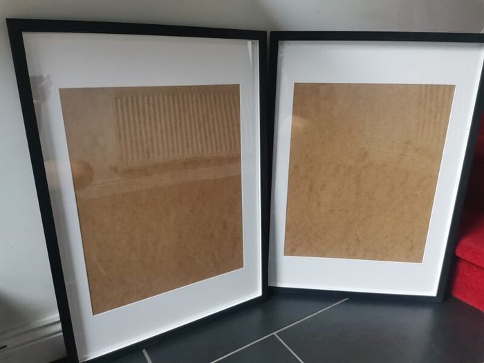 Set of 2 photo frames.