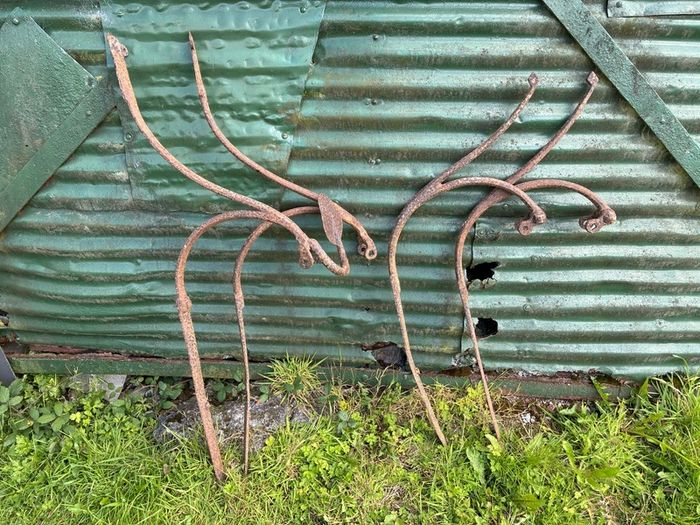 Set of 4 old trap springs