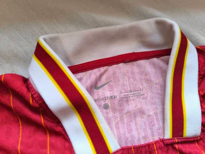 2024/25 Liverpool Stadium Nike Home Jersey Size L Adults