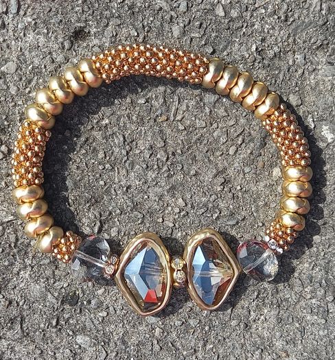 Vintage jewelry is sold individually for 5 to 10 euros