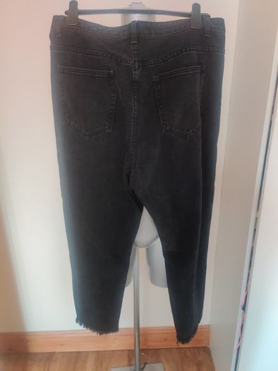 BNWT PrettyLittleThing Washed Black Distressed Hem Knee Rip Slim Mom Jeans size UK16 EU44 Postage included