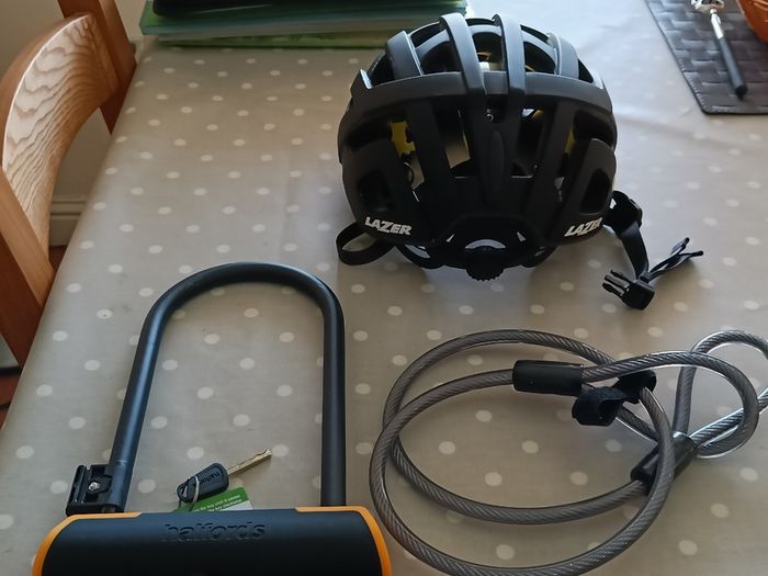 Carrera Parva Mens Hybrid Bike & Accessories