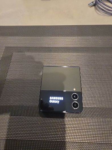 Samsung Galaxy Flip 4