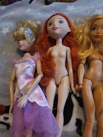 4 barbie dolls
