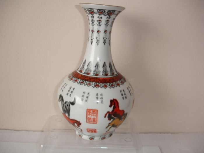 Chinese Vase Map of Eight Horses of Wang Mu Qianlong Mark