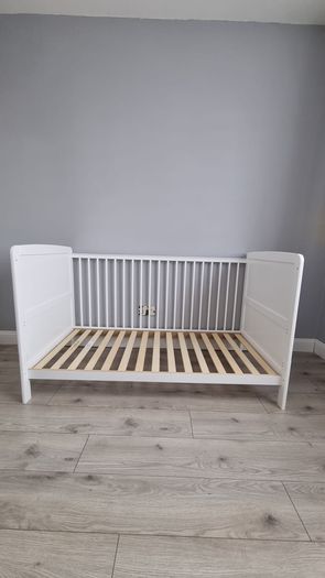 White cot bed.